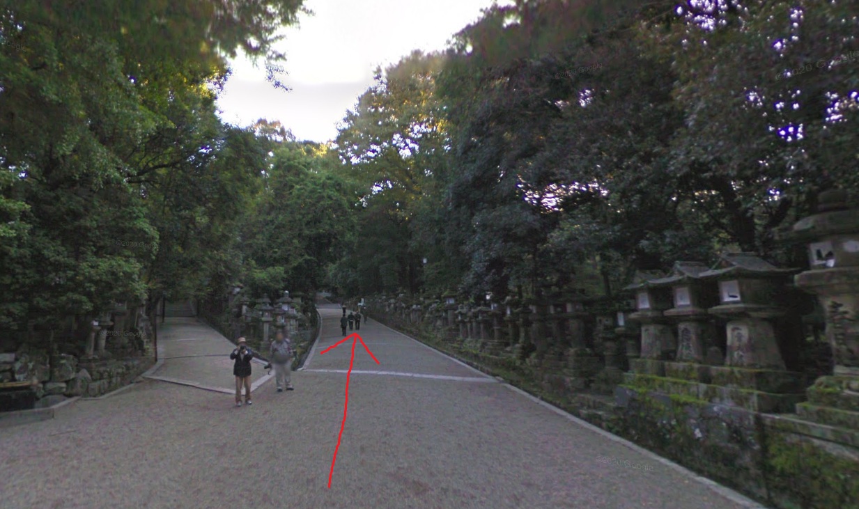 鳥居を抜けると、道が二股に分かれていますが、右側を通ります