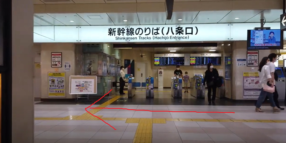 JR京都駅に着いたら、新幹線の八条口を目指します。新幹線の八条口を、西方向に進みます。