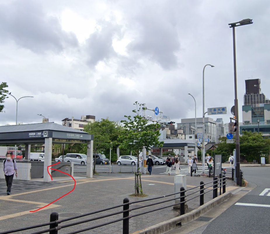 あとは、ずっと直進です。約1.0ｋｍ行くと、左側に三条駅が見えてきます。