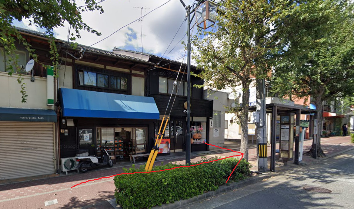 すぐに、西ノ京円町バス停が見えてきます