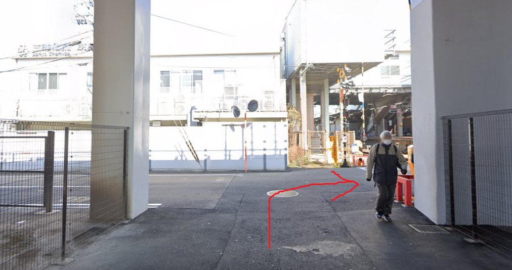すぐを右折します。