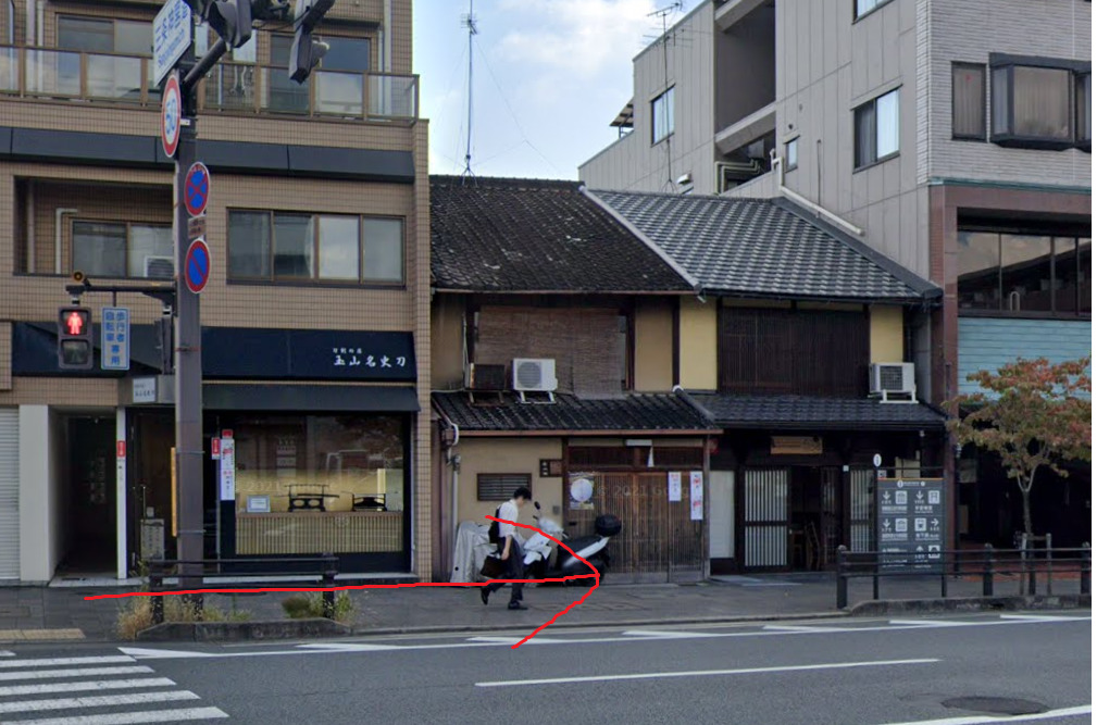 すぐ左側に、神宮道バス停が見えてきます。