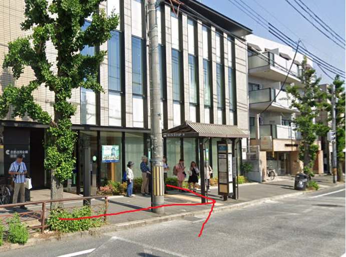 すると、左側に銀閣寺道バス停が見えてきます