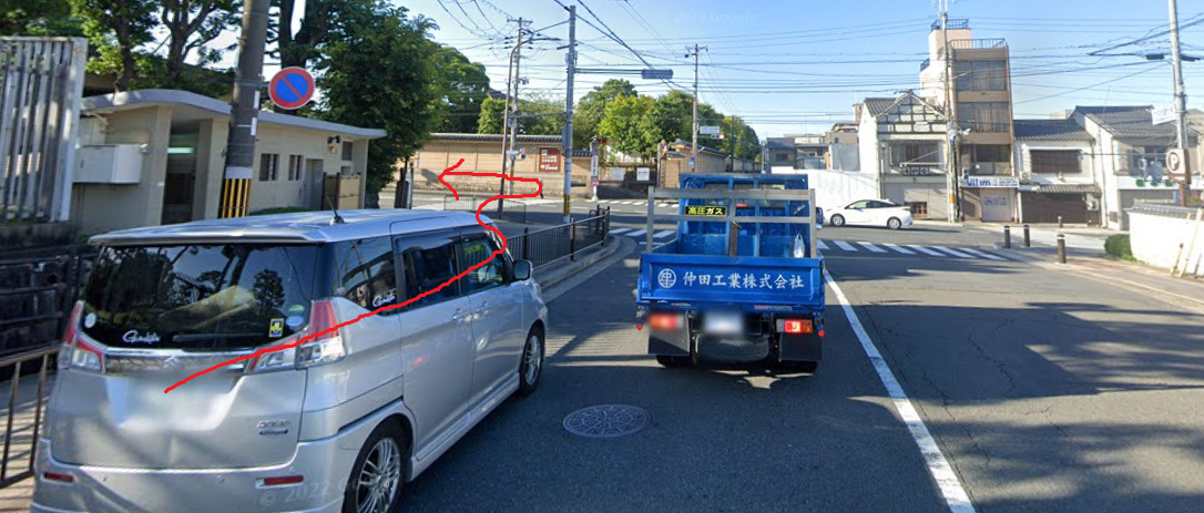 一つ目の十字路の横断歩道を渡り、左折します。