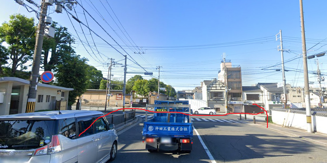 一つ目の十字路を右折します。