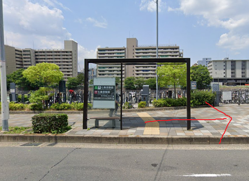 七条京阪前バス停に着いたら、北方向に進みます。北方向は、バスの進行方向になります。