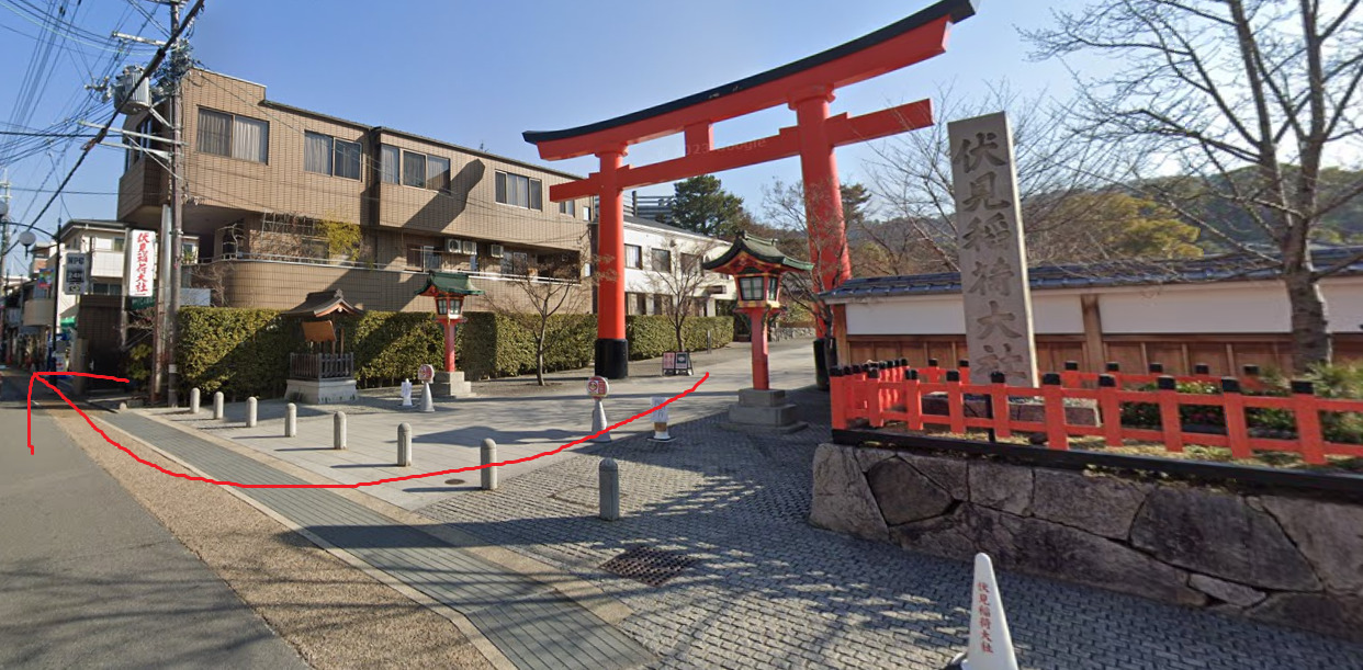 伏見稲荷大社から、北方向へ行きます。