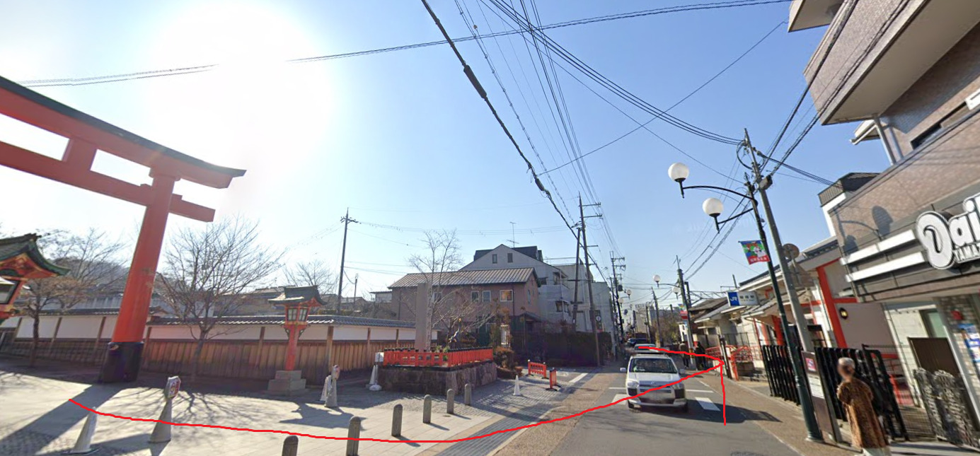 伏見稲荷大社から出たら、目の前に稲荷駅があります。