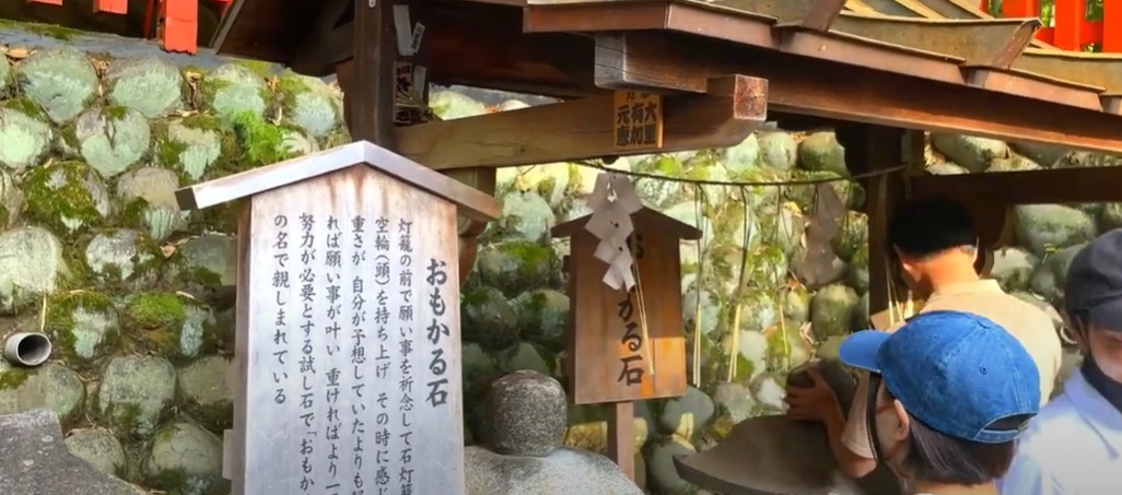奥社では「おもかる石」と呼ばれる石もあり、持ち上げて軽く感じれば願いが叶うと言われています。