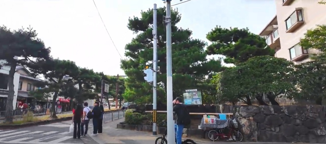 市バスで「金閣寺道」バス停に到着すると、すでに観光客でにぎわっていました。