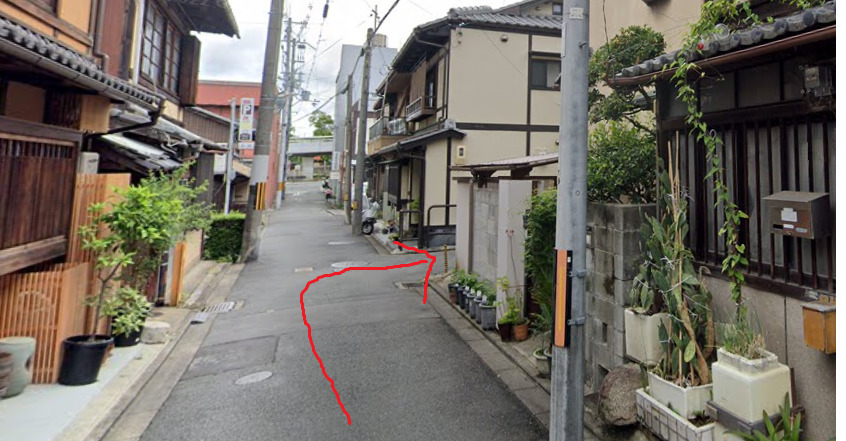 更に、約200ｍ真っすぐ道なりに進み、右折します。