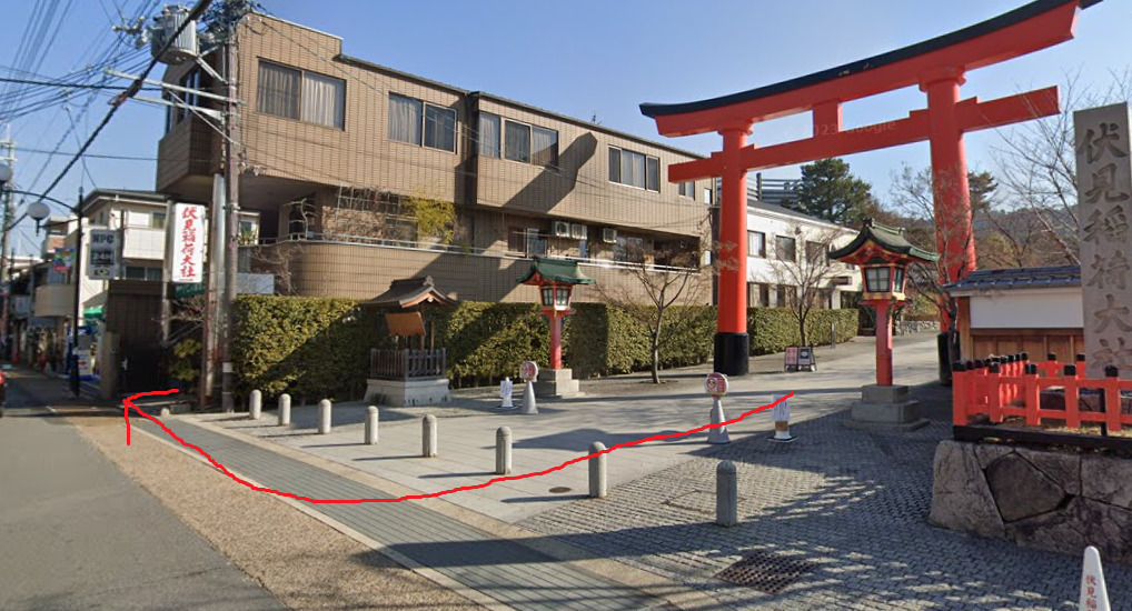 東寺の東門から出て、目の前の横断歩道を渡って、右方向に進みます。