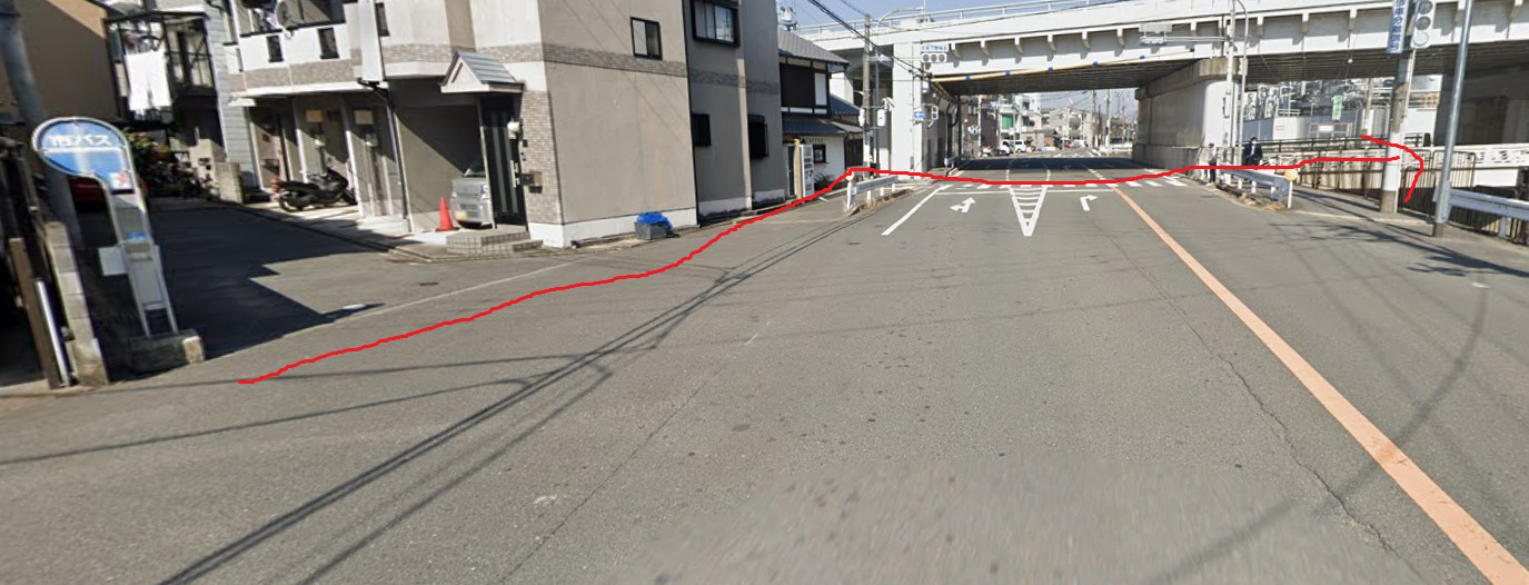 東福寺道バス停に着いたら、北方向に進みます。北方向は、バスの進行方向になります。そして、すぐの高架下の手前を右折します。