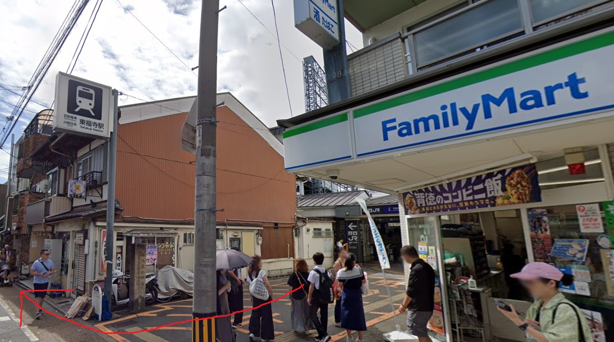 東福寺駅から、右方向に進みます。