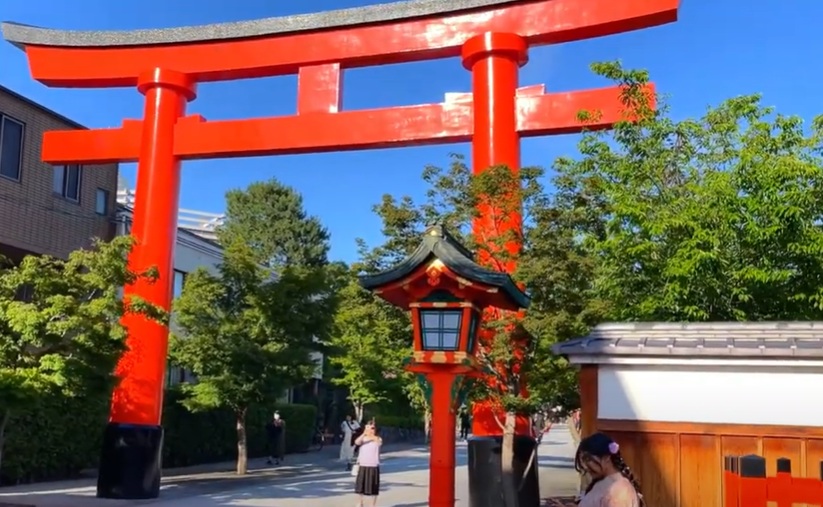 社殿に向かう前に、まず目に入るのが朱色の大鳥居。その迫力に圧倒されます。