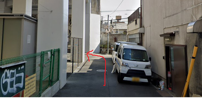 突き当りを左折します。