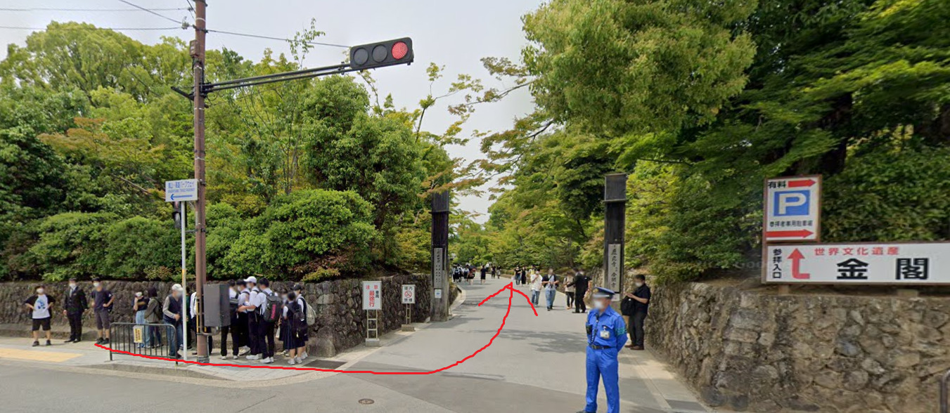 約1.5ｋｍほど行くと、左側に金閣寺が見えてきます。