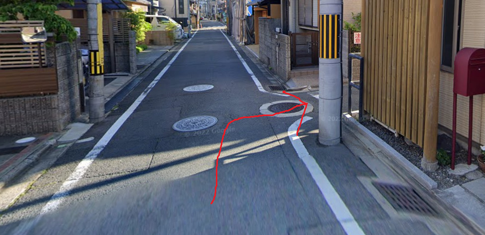 約100ｍ先の小道を右折します。