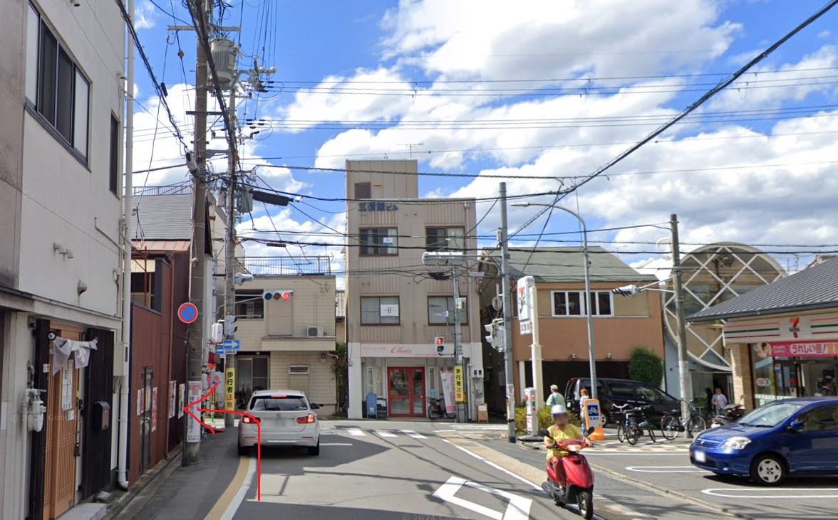 約100ｍ先の突き当りを左折します。