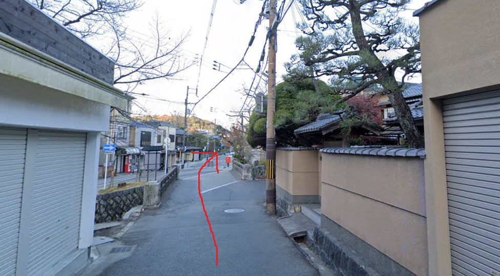 約200ｍほど行くと、銀閣寺橋が見えてきますので、渡って真っすぐ進んでください