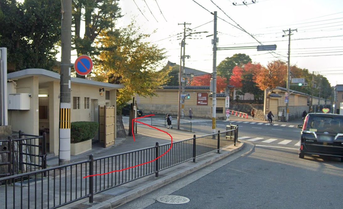 約200ｍ先の信号を左折します。