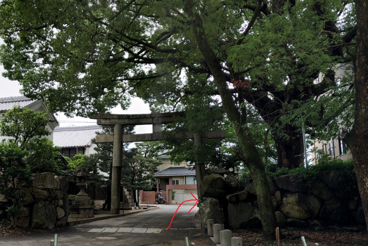 藤森神社の表参道の鳥居から出て、右方向に進みます