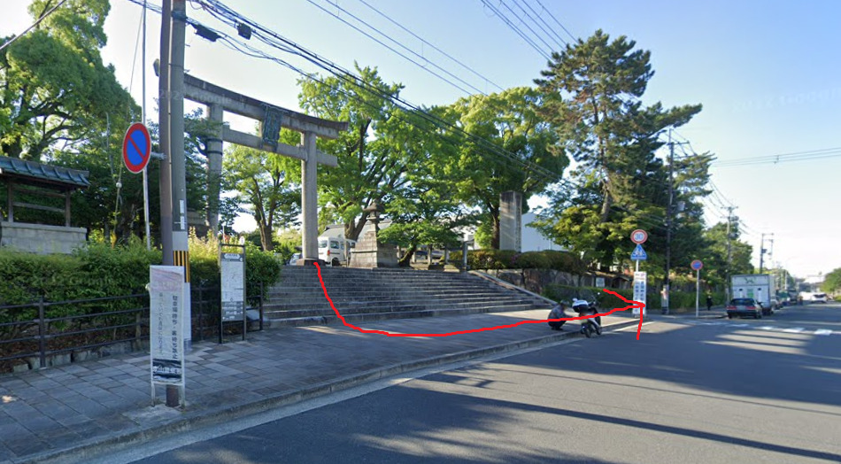 豊国神社から出たら、左折します。