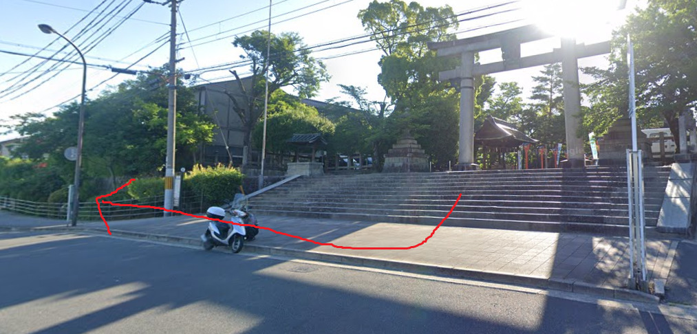 豊国神社を出たら、右折します。