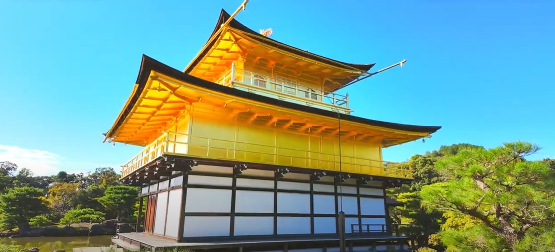近づいて見ると、上層の壁面は純金箔で覆われ、太陽の光を受けて輝きが一層際立ちます。