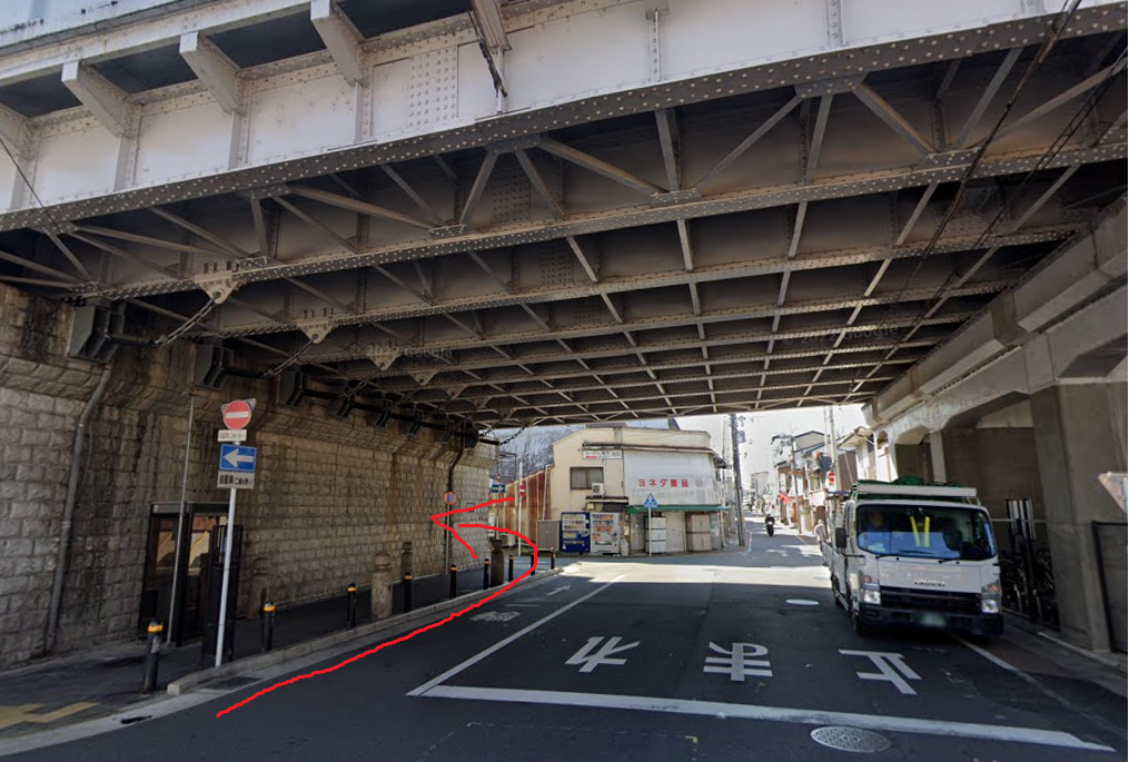 高架を超えて、すぐの交差点を左折します。
