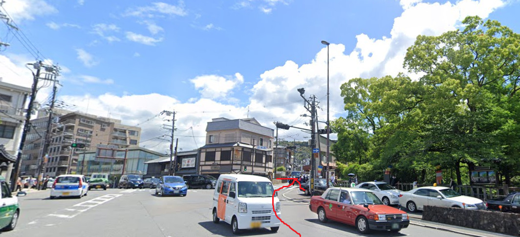 高架下をくぐり、斜め右方向に進みます。