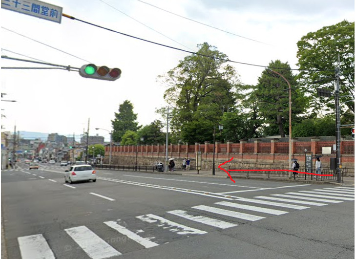 すぐに、博物館三十三間堂前バス停が見えてきます。