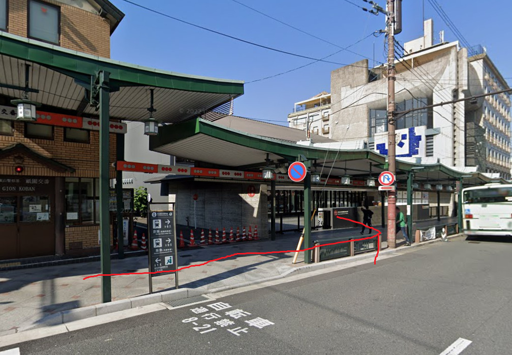 すぐに、祇園バス停が見えてきます。