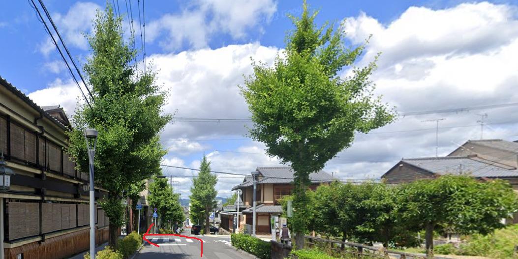 すぐの交差点を左折します。