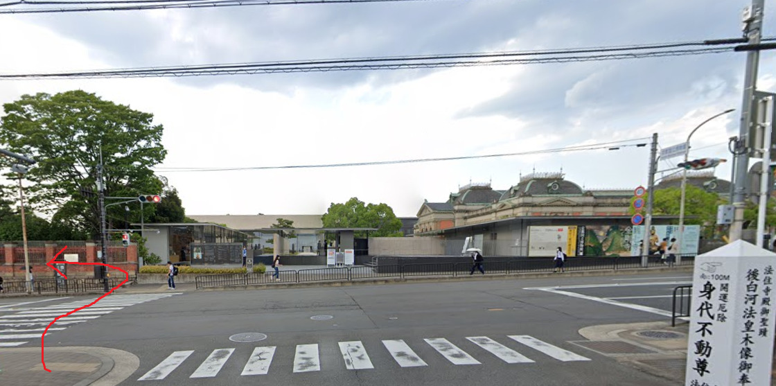 すぐの交差点を左方向に進みます。