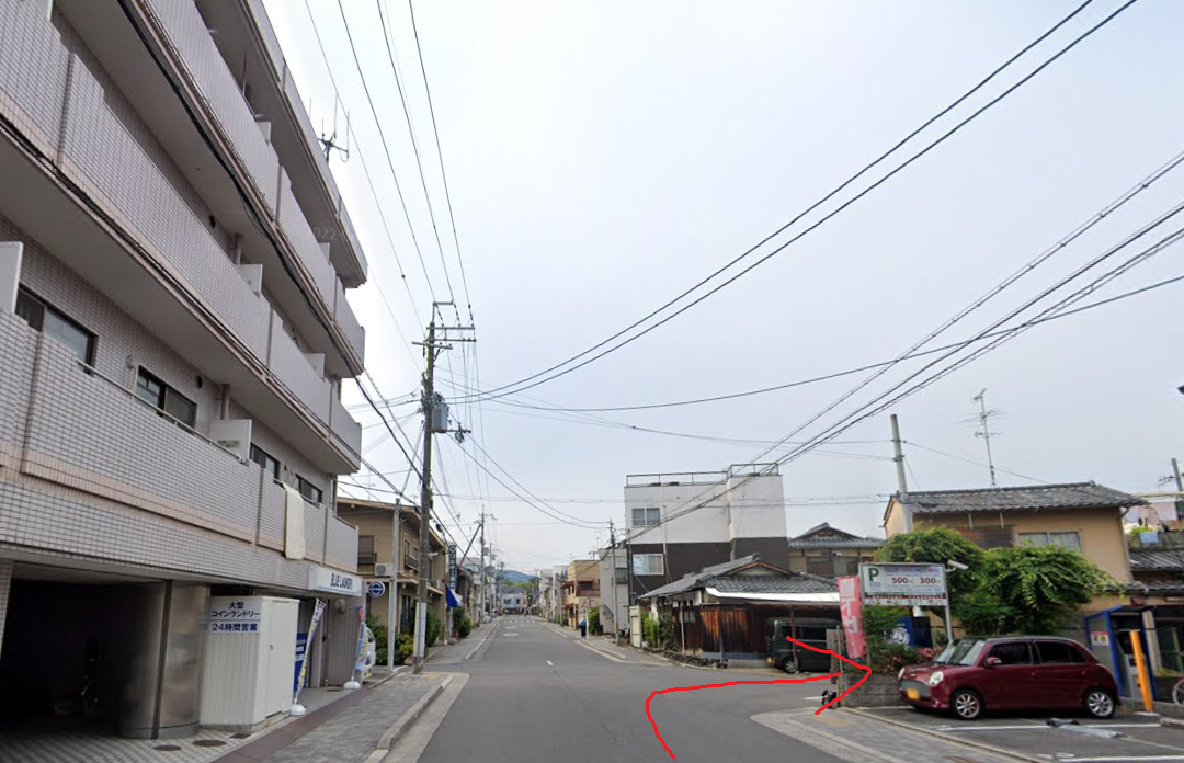 すぐを右折します。