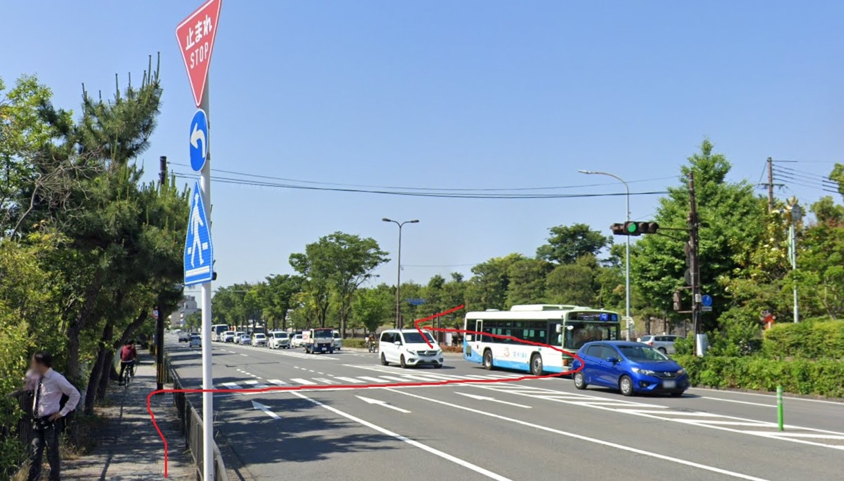 すぐ先に横断歩道が見えているので、右側の歩道に移動しておきます。