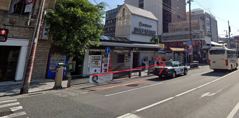 すぐ左側に、四条京阪前バス停が見えてきます。