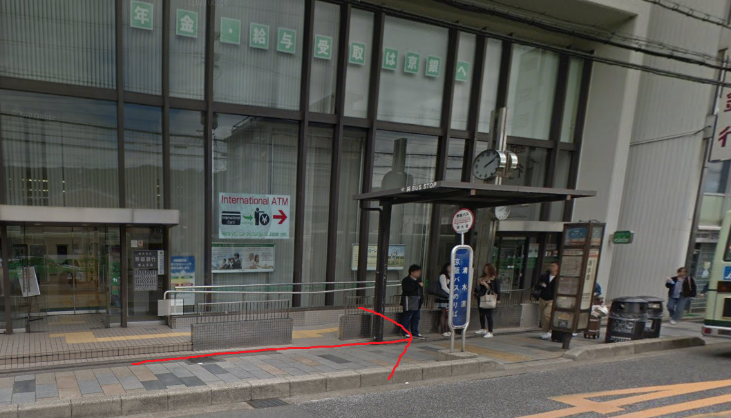 すぐ左側に、清水道バス停が見えてきます