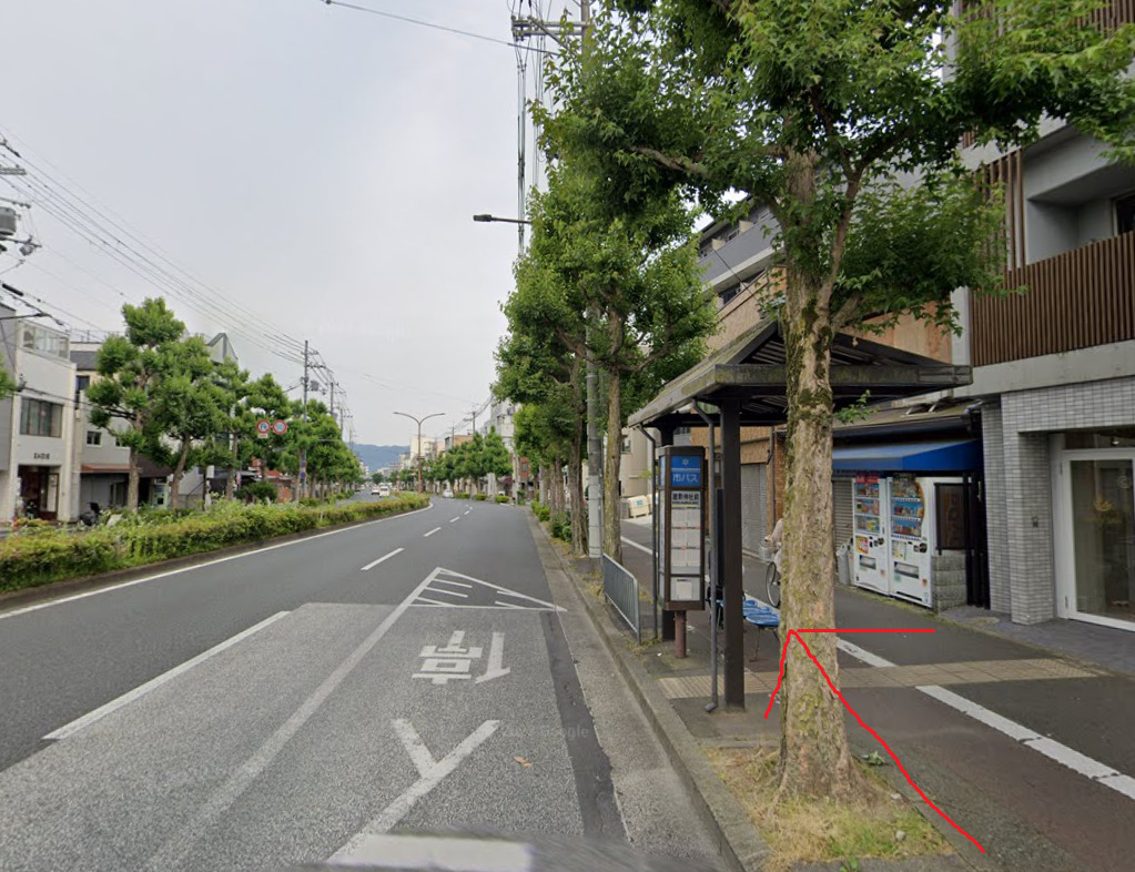 すると、すぐに建勲神社前バス停が見えてきます。