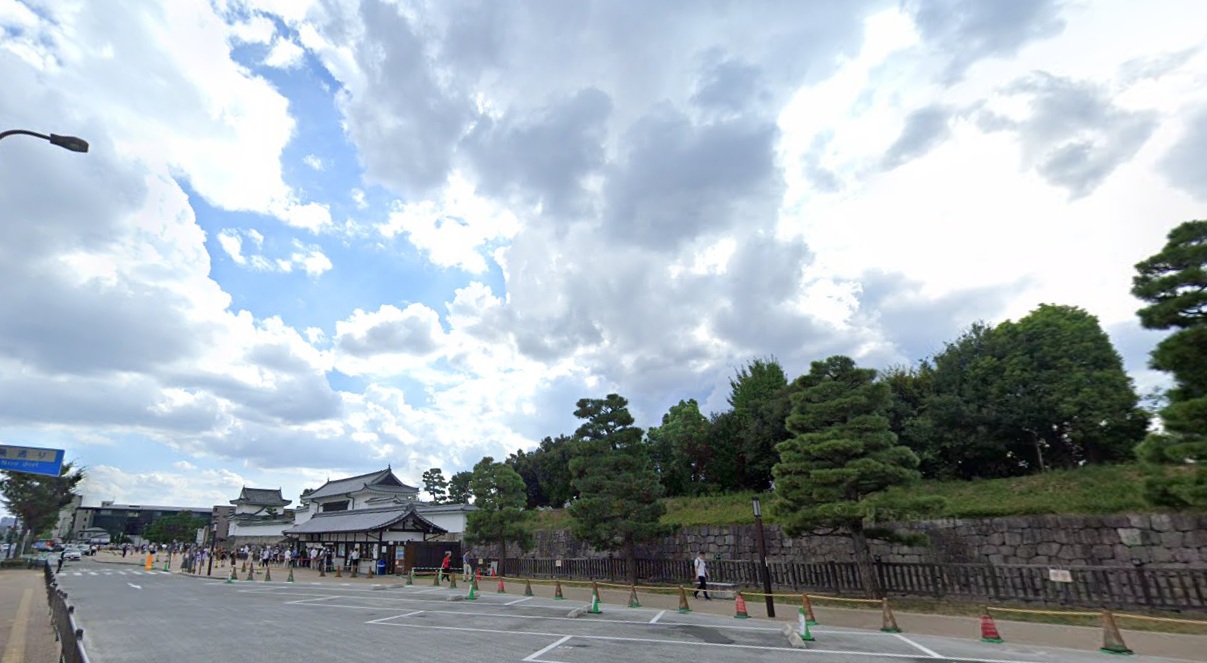すると、すぐ右側に二条城が見えてきます。
