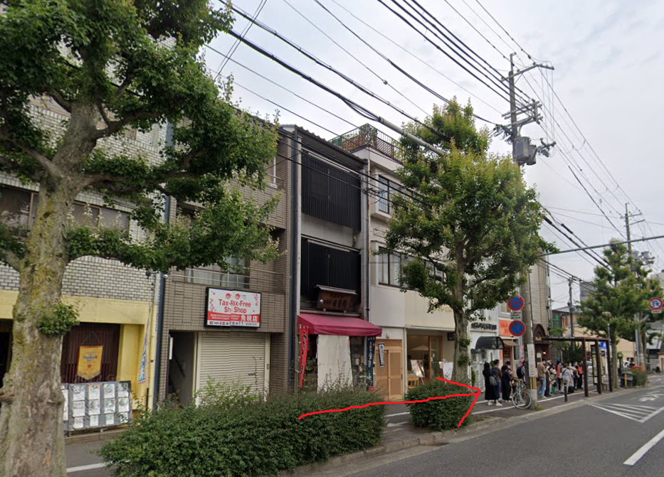 すると、すぐ目の前に金閣寺道バス停があります