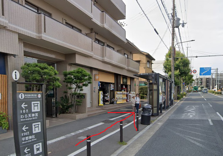 すると、左側に、金閣寺道バス停が見えてきます