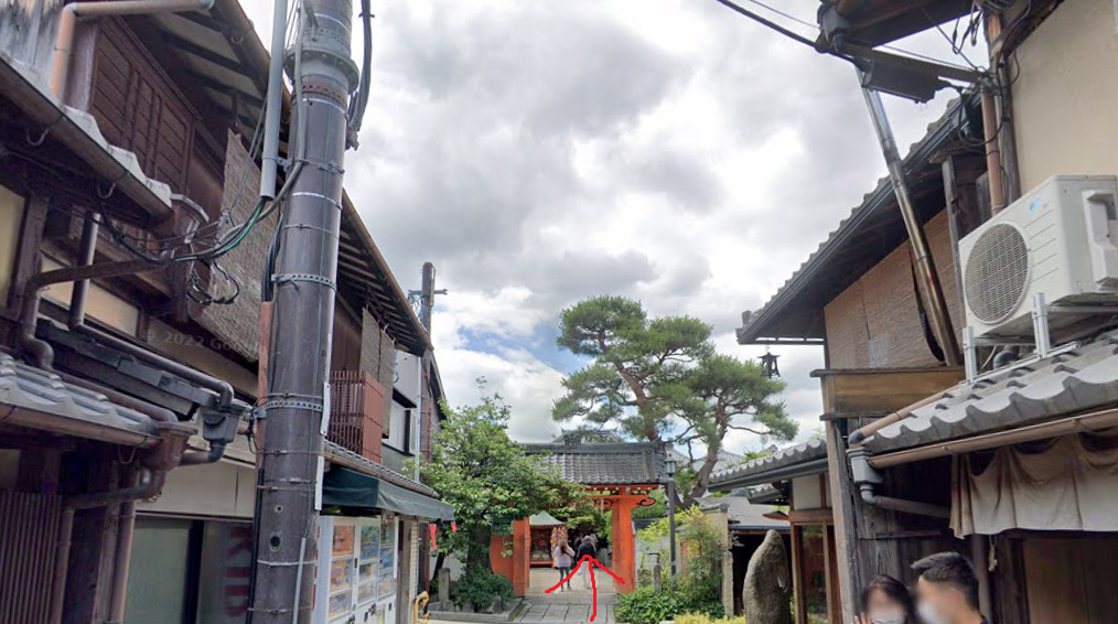 そのまま進み続けると、八坂庚申堂に突き当たります。