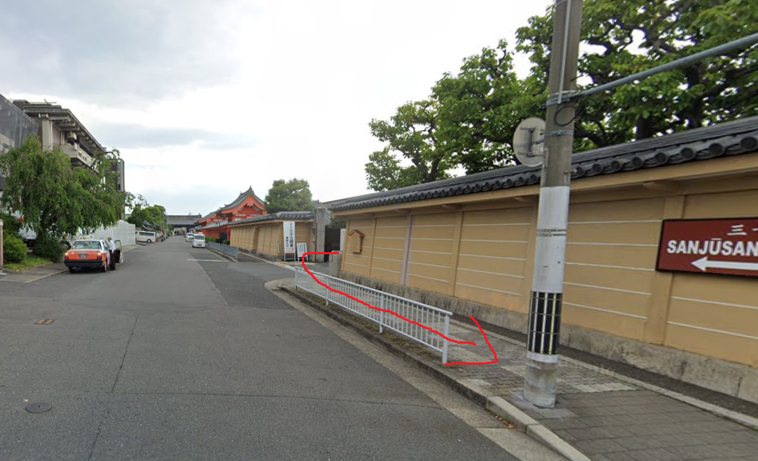 三十三間堂を出たら、左方向に進みます。