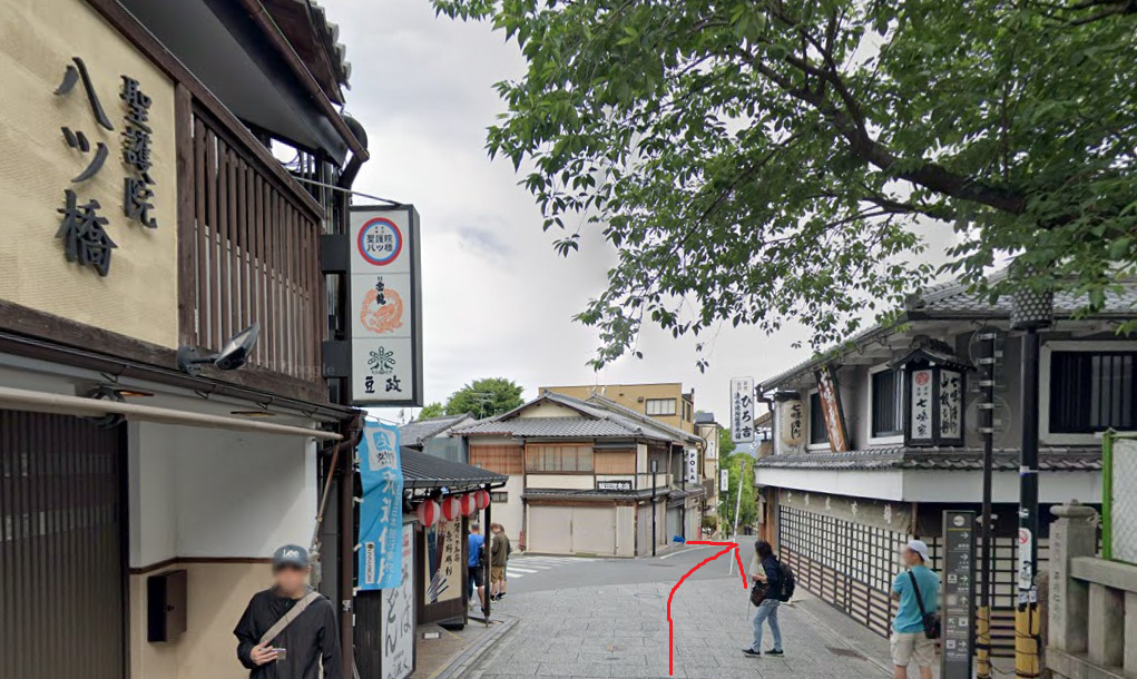 三叉路を、右方向に進みます。