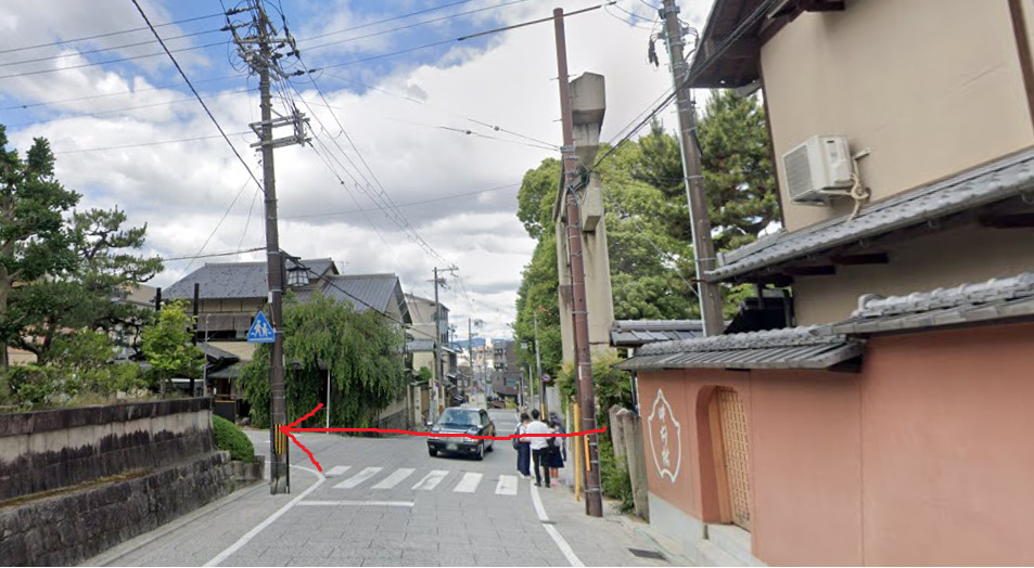 八坂神社の南楼門から出て、真っすぐ進みます。