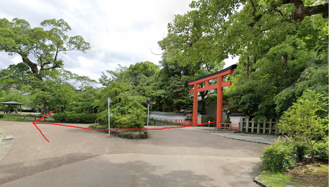 八坂神社の東北門鳥居から出ます。円山公園を真っすぐ進みます。