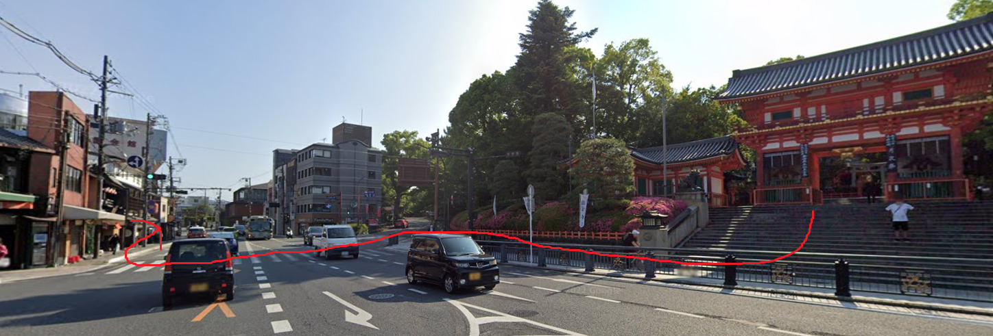 八坂神社の階段を下りて、右折して下さい