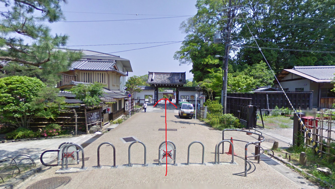 公園を抜けると、知恩院の南門が見えてきます。